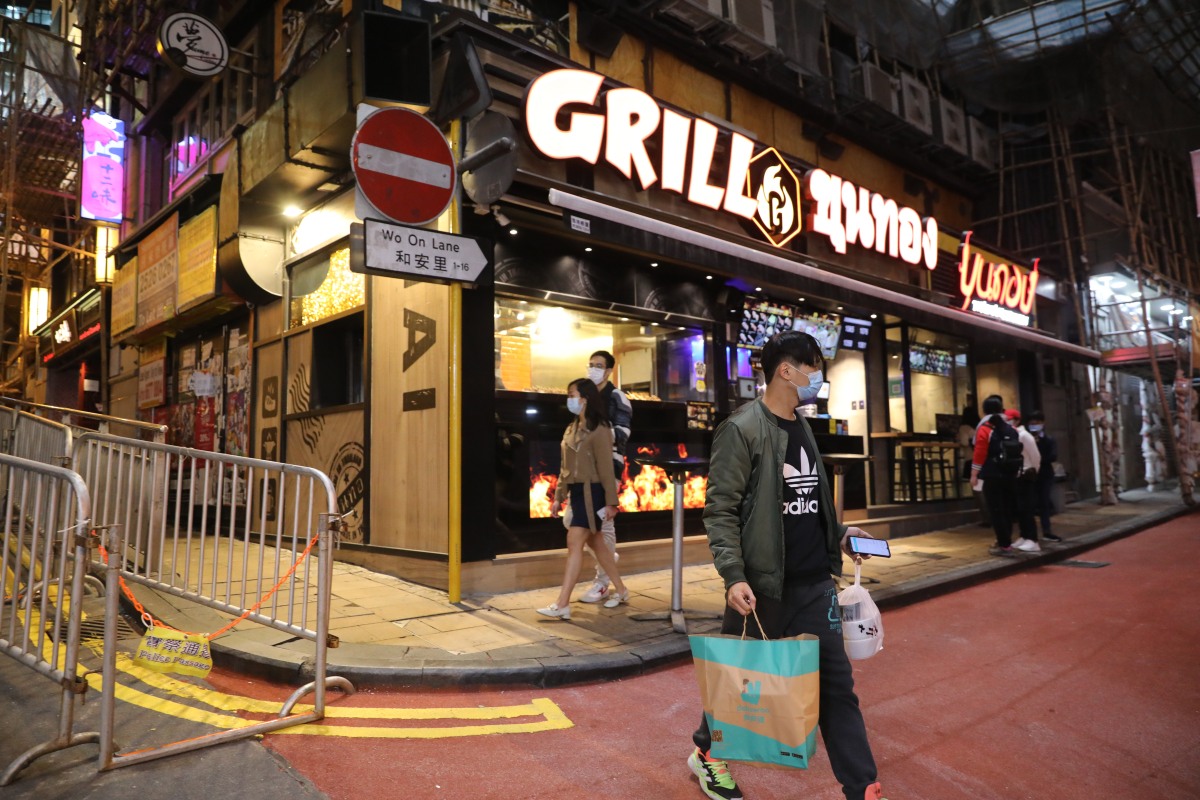 平安夜市面人影疏落，只有少數市民在閒逛。（點新聞記者李斯哲攝）