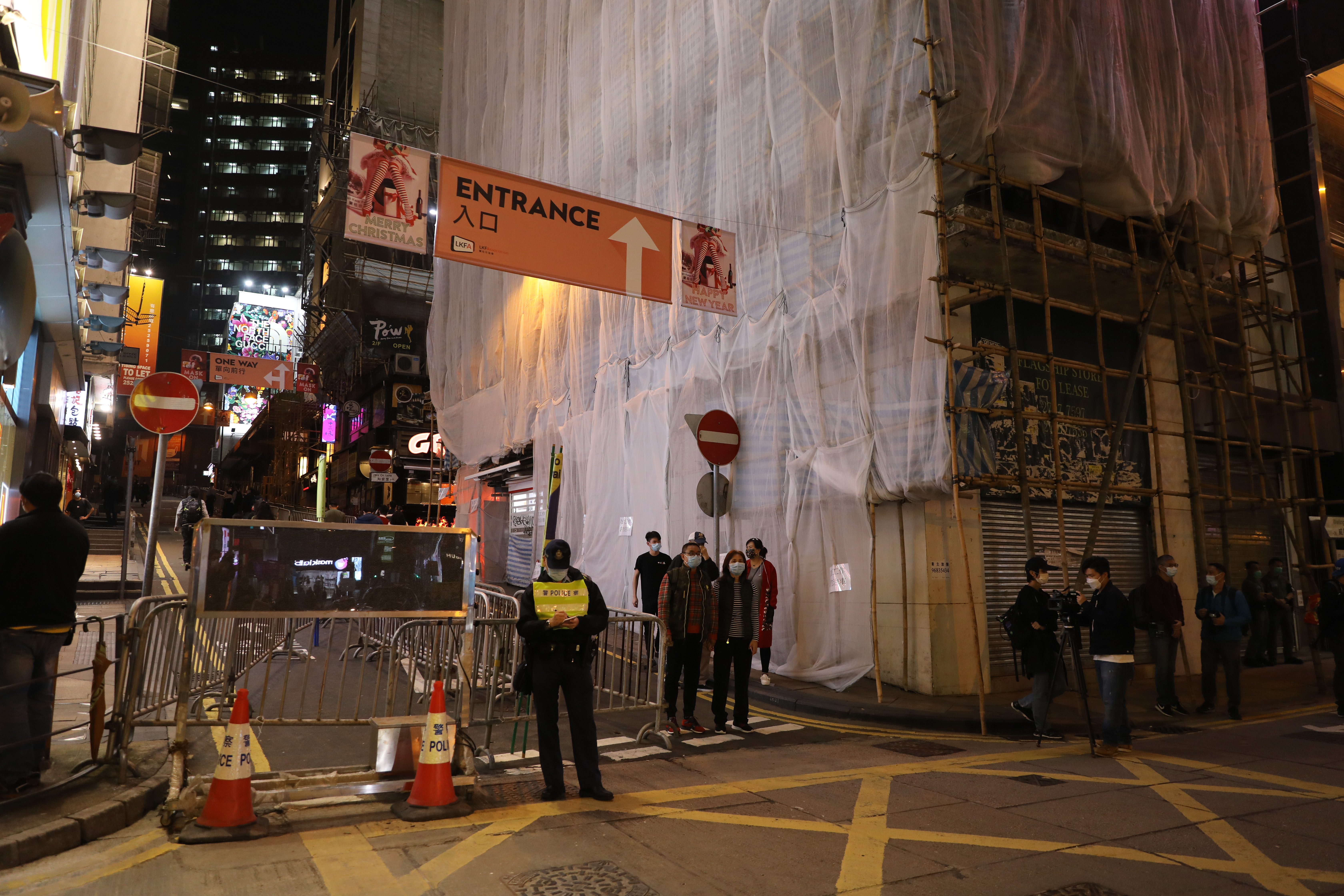 平安夜警方加強巡邏，加緊「限聚令」執法。（點新聞記者李斯哲攝）