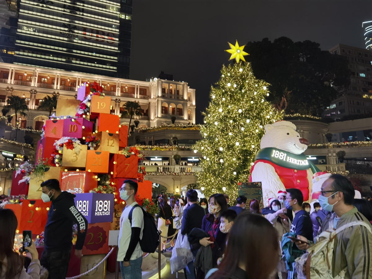 疫情肆虐持續一年，過去聖誕節尖東維港燈飾光芒萬丈，今年卻似黯然失色，人流亦相較過去少。(點新聞記者馮沛賢攝)