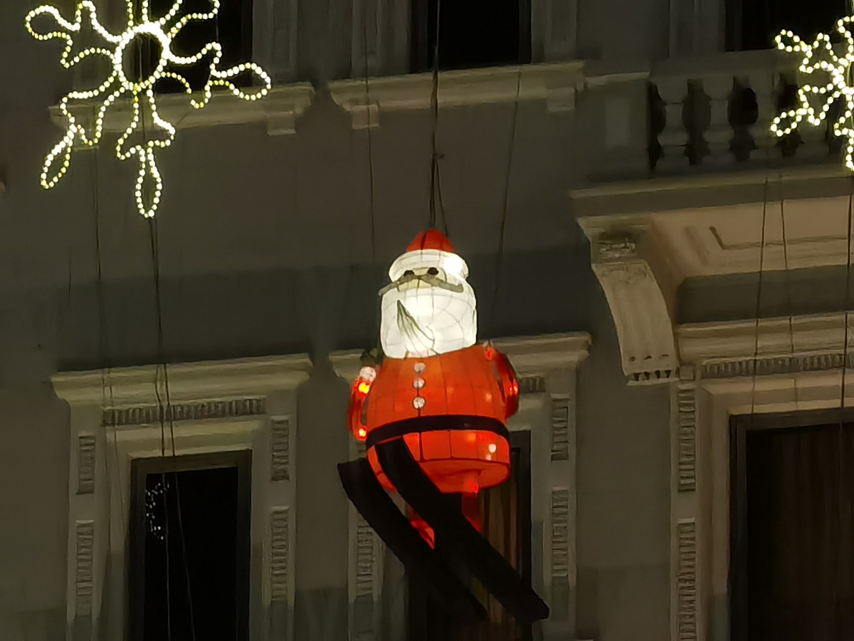 疫情肆虐持續一年，過去聖誕節尖東維港燈飾光芒萬丈，今年卻似黯然失色，人流亦相較過去少。(點新聞記者馮沛賢攝)