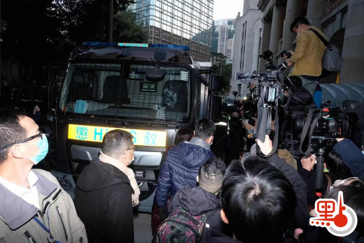 終審法院今日（31日）下午批准律政司上訴，黎智英須即時還柙，明年2月再訊。懲教署囚車在終院門口等候黎智英。（點新聞記者攝）