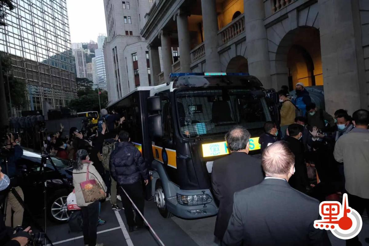終審法院今日（31日）下午批准律政司上訴，黎智英須即時還柙，明年2月再訊。懲教署囚車在終院門口等候黎智英。（點新聞記者攝）