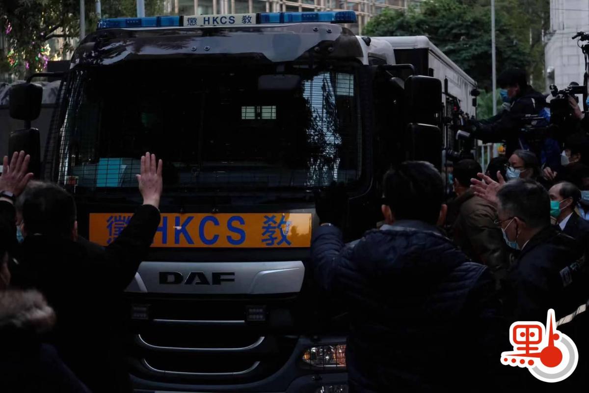 終審法院今日（31日）下午批准律政司上訴，黎智英須即時還柙，明年2月再訊。懲教署囚車在終院門口等候黎智英。（點新聞記者麥鈞傑攝）