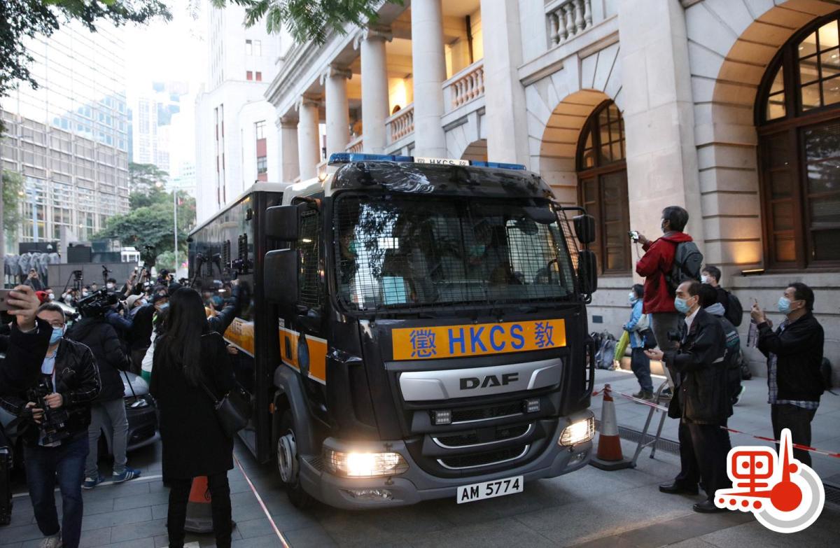 終審法院今日（31日）下午批准律政司上訴，黎智英須即時還柙，明年2月再訊。懲教署囚車在終院門口等候黎智英。（點新聞記者攝）