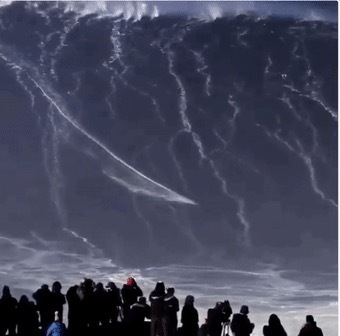 Surfers and monstrous waves (Internet)