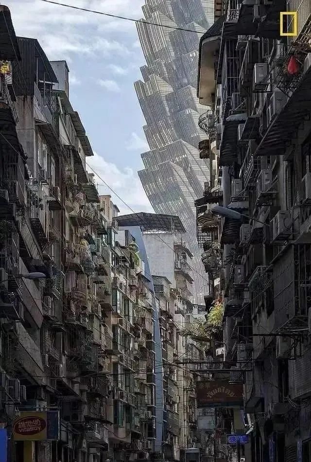 Macao's Grand Lisboa, the new Lisbon casino, occupies most of the sky from this angle. (Internet)