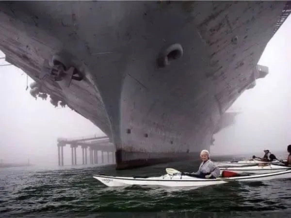 Rowing leisurely on the sea, suddenly a considerable object emerged from the mists (Internet)