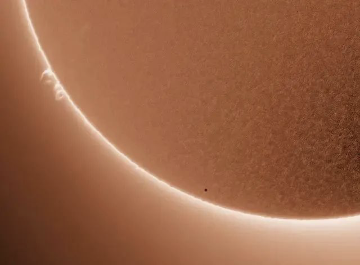 Sun vs. International space station (Internet)