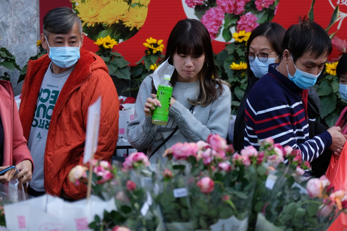 每逢農曆新年，有不少市民都會行花市、買年花應節。惟疫情未止，政府上周宣佈取消15個農曆年宵市場，旺角花墟將成為全港唯一年宵花市場。點新聞記者今日（14日）前往花墟實地探訪，看到人流明顯增加，花墟恐爆播疫風險。政府將於下月6日至12日(即農曆年廿五至年初一)，一連7天在旺角花墟一帶實施特別交通安排，以限制當區人流和車輛進出，有市民及花商憂慮花墟擠迫情況會增加人與人的接觸，增加染疫風險。