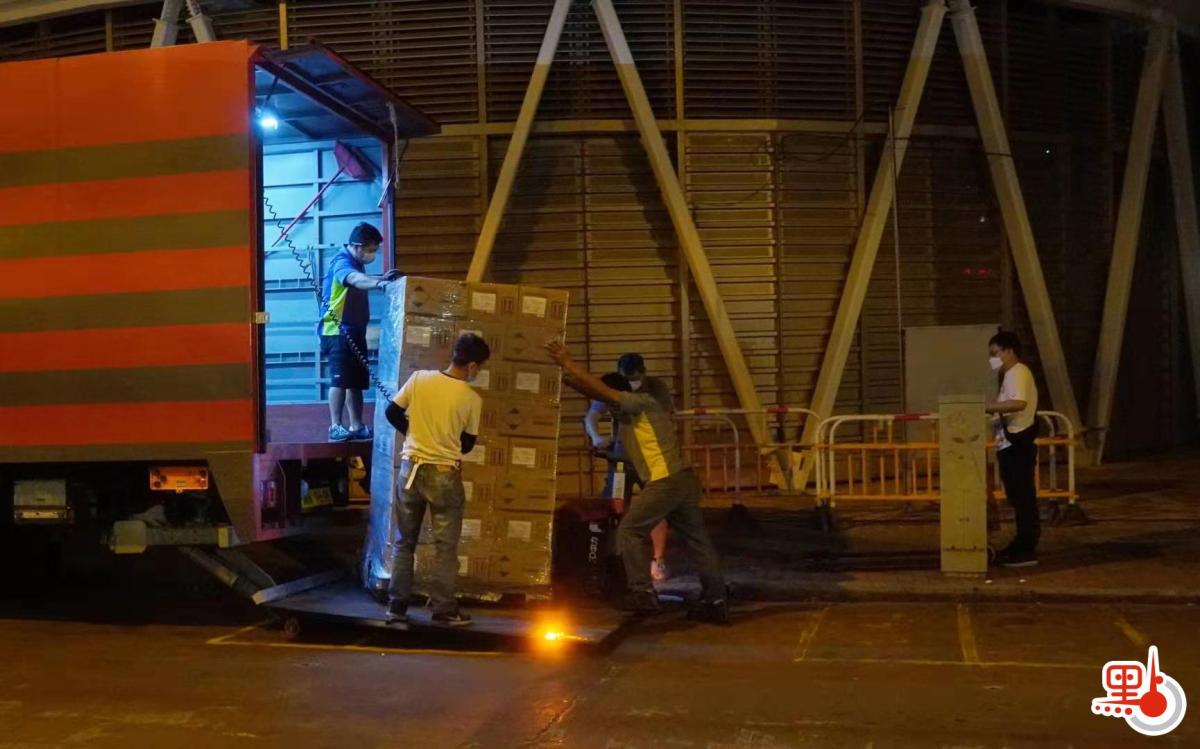 大批物資送抵吳松街熟食市場，食店擔心封鎖之後無法入貨，所以在淩晨時分當局封鎖前大批入貨。（點新聞記者蕭霖攝）