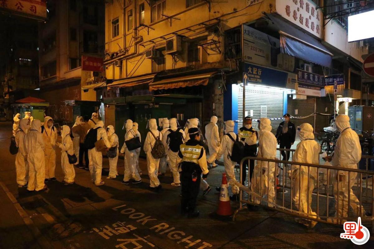 數十名穿保護衣人員進佐敦受限區域。（點新聞記者攝）