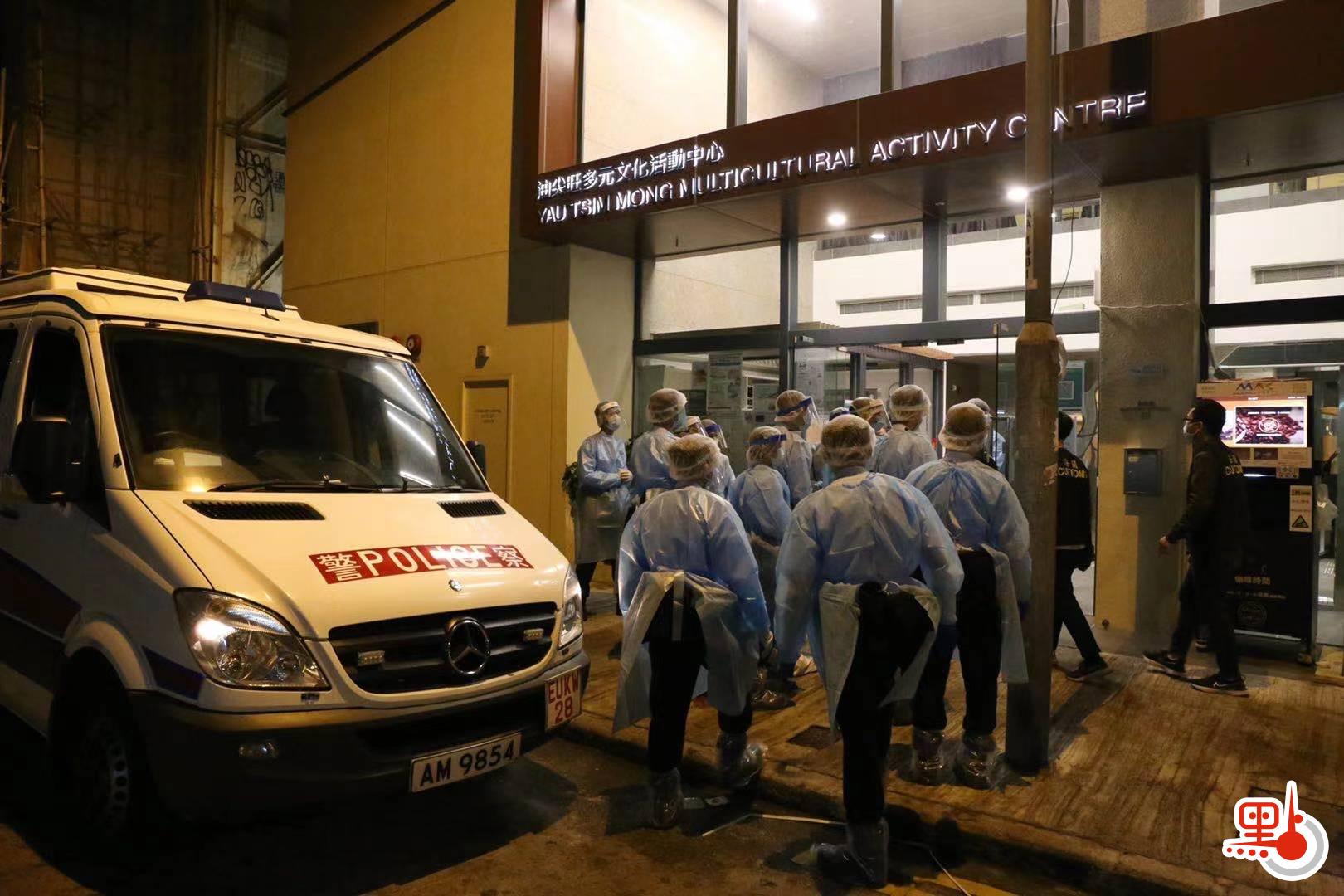 防護衣物資運送油尖旺文化活動中心。（點新聞記者攝）