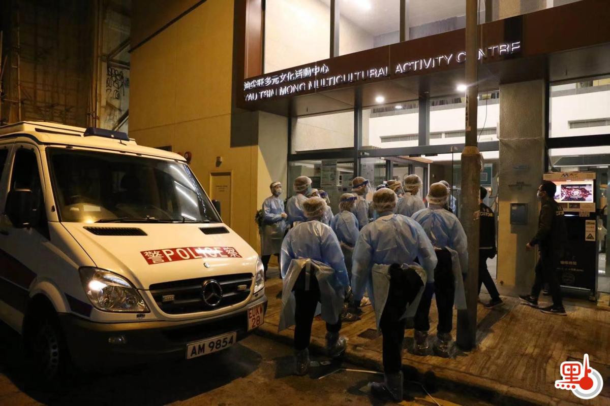 防護衣物資運送油尖旺文化活動中心。（點新聞記者攝）