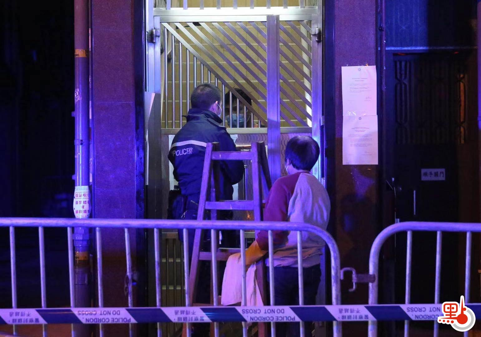 有居民落樓問情況。（點新聞記者攝）