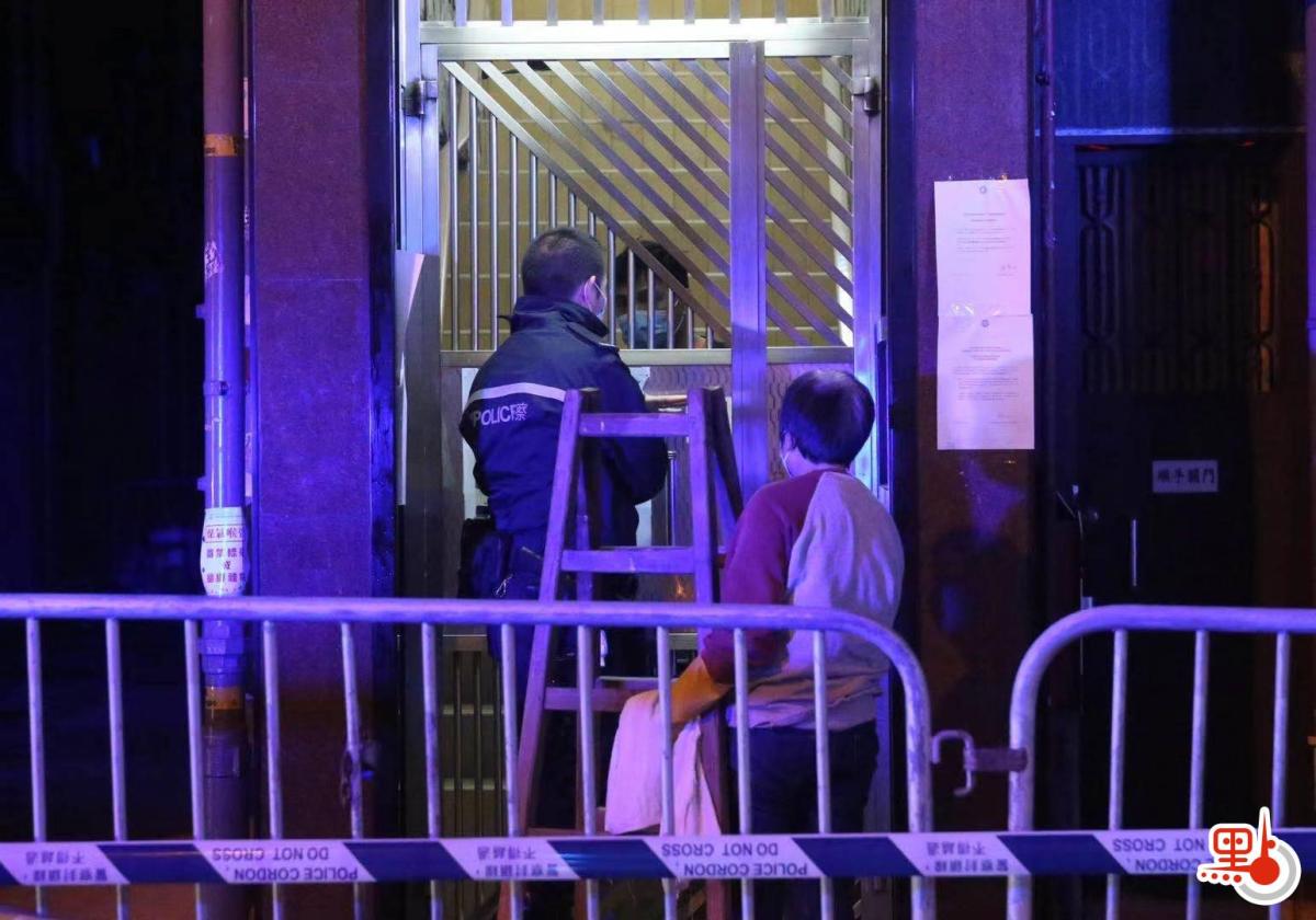 有居民落樓問情況。（點新聞記者攝）