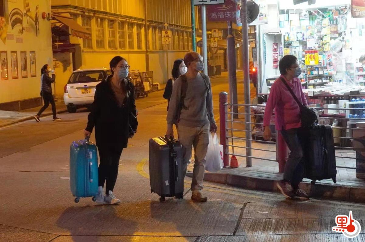 有居民搬離封鎖區。（點新聞記者蕭霖攝）