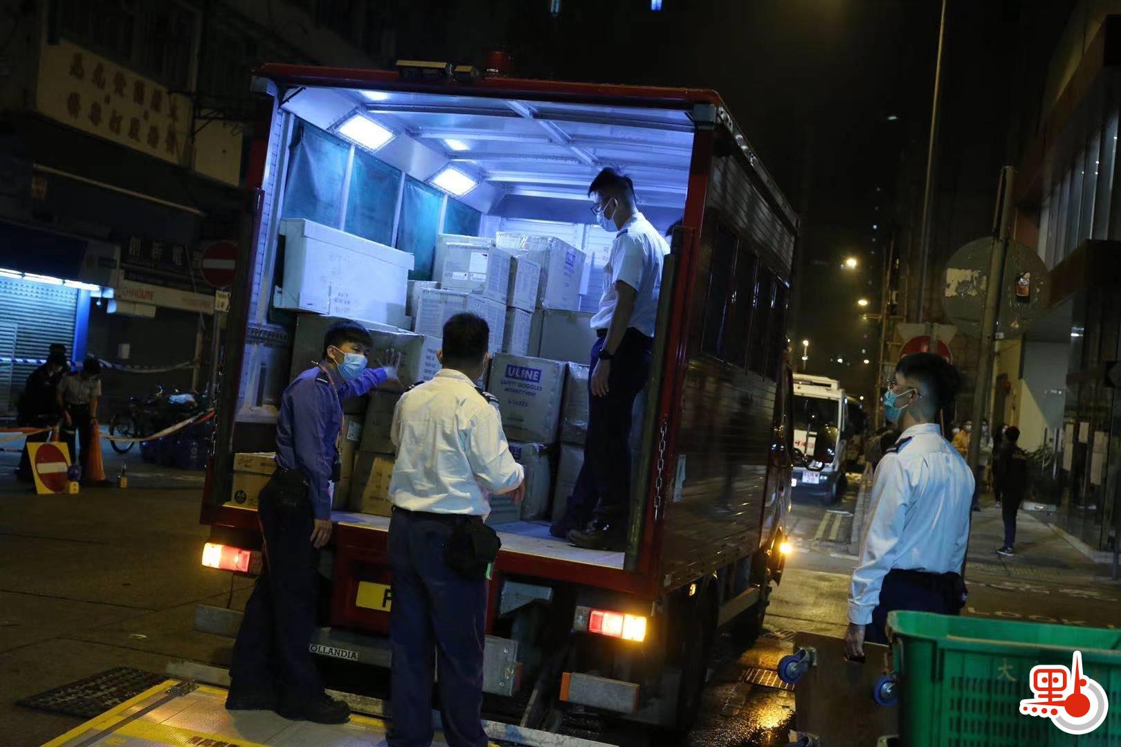 大批物資送抵現場。（點新聞記者攝）