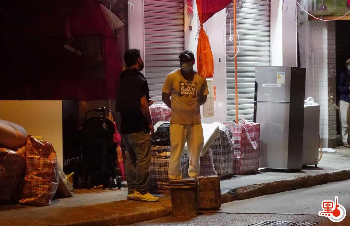 有南亞裔居民夜晚搬家。（點新聞記者蕭霖攝）