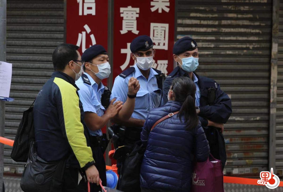 警員維護受限區域內的秩序。