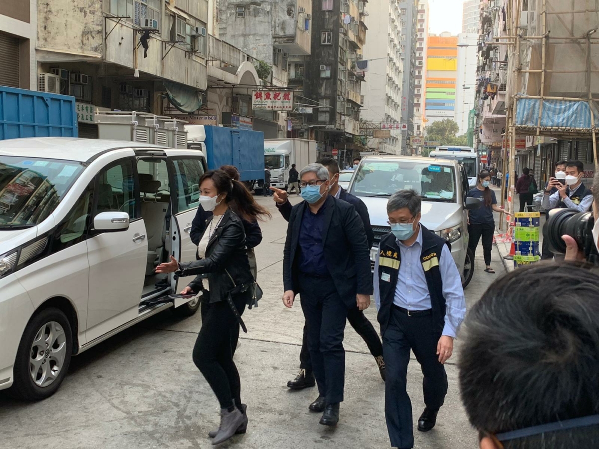 今午約4時半，入境處處長區嘉宏亦現身油尖旺多元文化活動中心，鼓勵在場的人員。（入境處供圖）