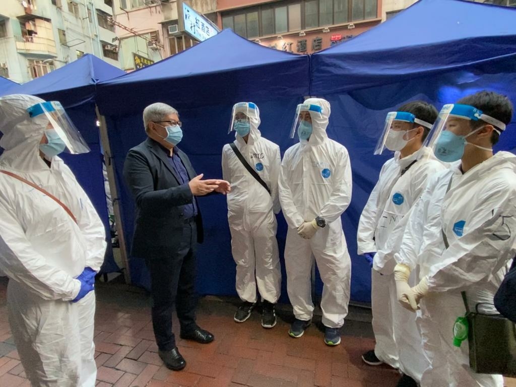 今午約4時半，入境處處長區嘉宏亦現身油尖旺多元文化活動中心，鼓勵在場的人員。（入境處供圖）