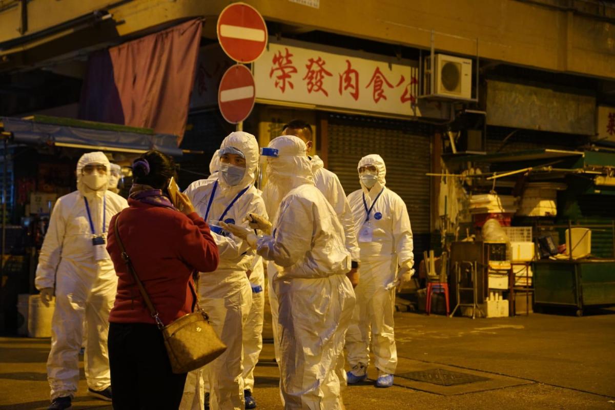 區嘉宏表示，今次視察是為入境處同事打氣及了解他們的工作環境。入境處安排了約300名職員參與，並會通宵駐守協助防疫工作。他又指，如果有需要，入境處可以即時再調配人手協助防疫。（入境處供圖）