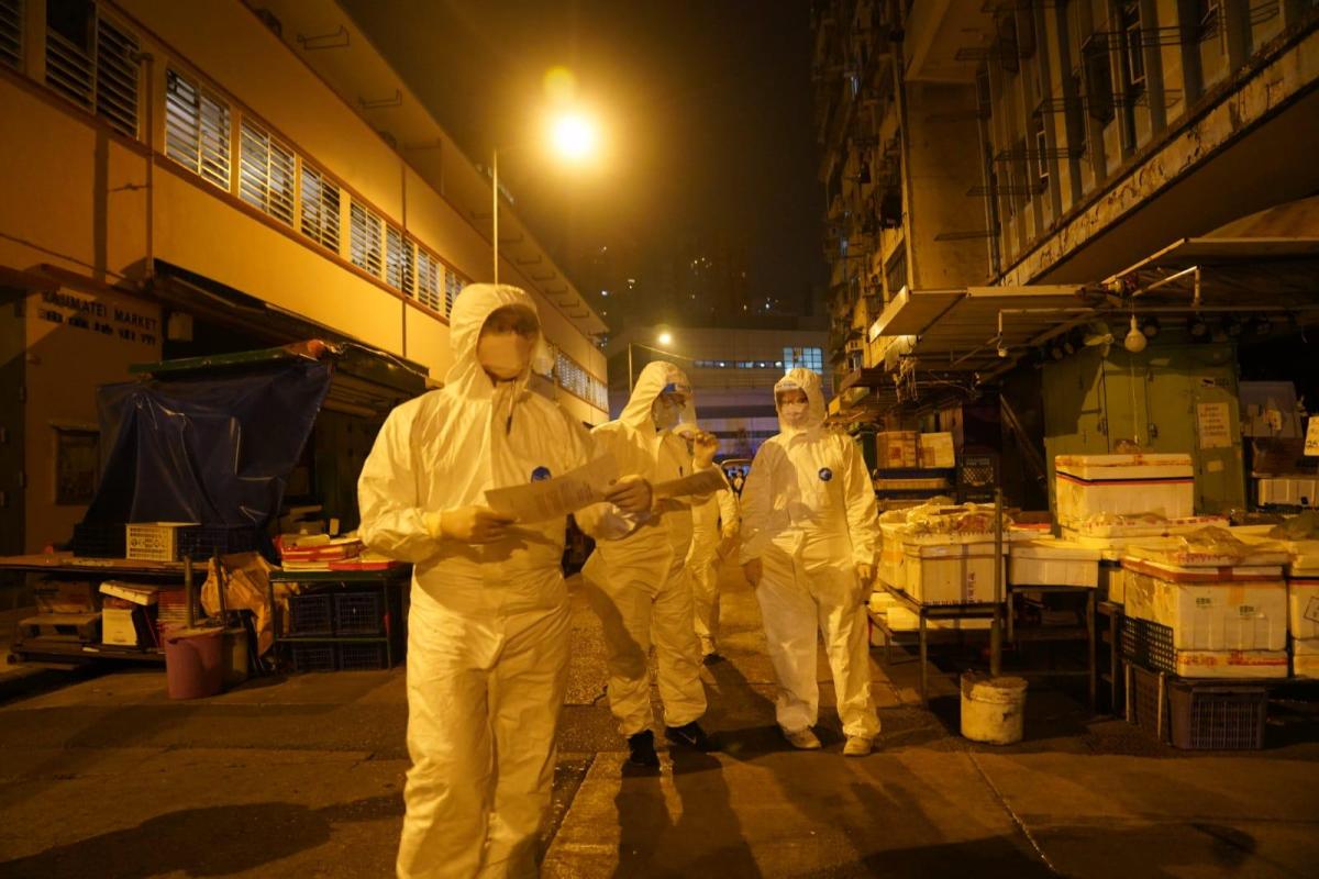 區嘉宏表示，今次視察是為入境處同事打氣及了解他們的工作環境。入境處安排了約300名職員參與，並會通宵駐守協助防疫工作。他又指，如果有需要，入境處可以即時再調配人手協助防疫。（入境處供圖）