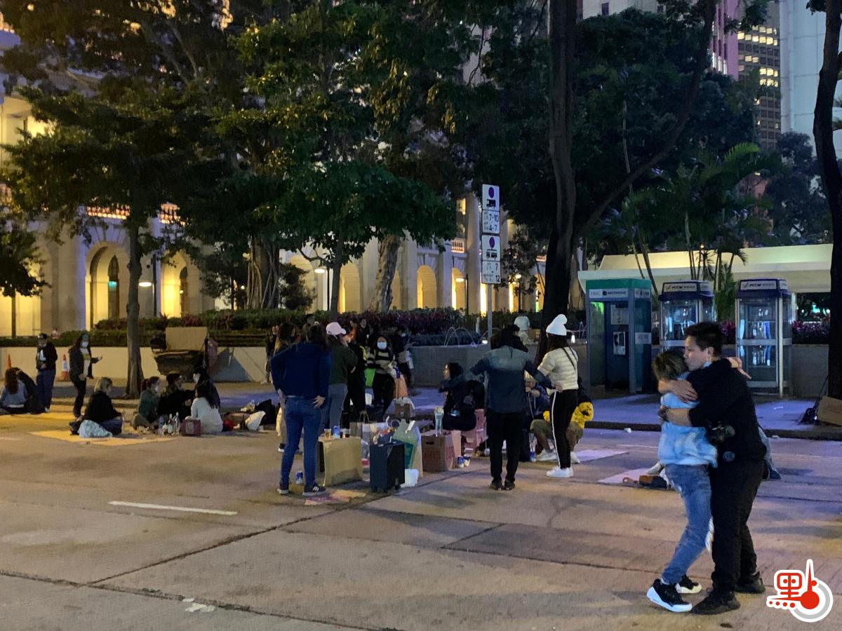 中環皇后像廣場附近區域有大批外傭聚集。不少人除下口罩進食、吸煙及聊天。