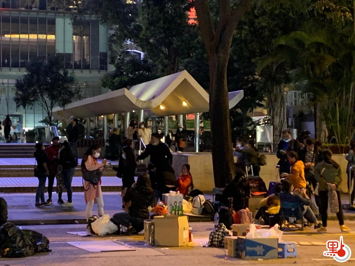 「限聚令」、口罩令及强制檢測令等社交距離限制措施會延長7日，直至1月27日。點新聞記者今日（24日）現場直擊，中環皇后像廣場附近區域有大批外傭聚集。不少人除下口罩進食、吸煙及聊天。附近有政府張貼禁止聚集等相關抗疫標語，但仍無阻大批人聚集過周末。

（點新聞記者李九歌攝）