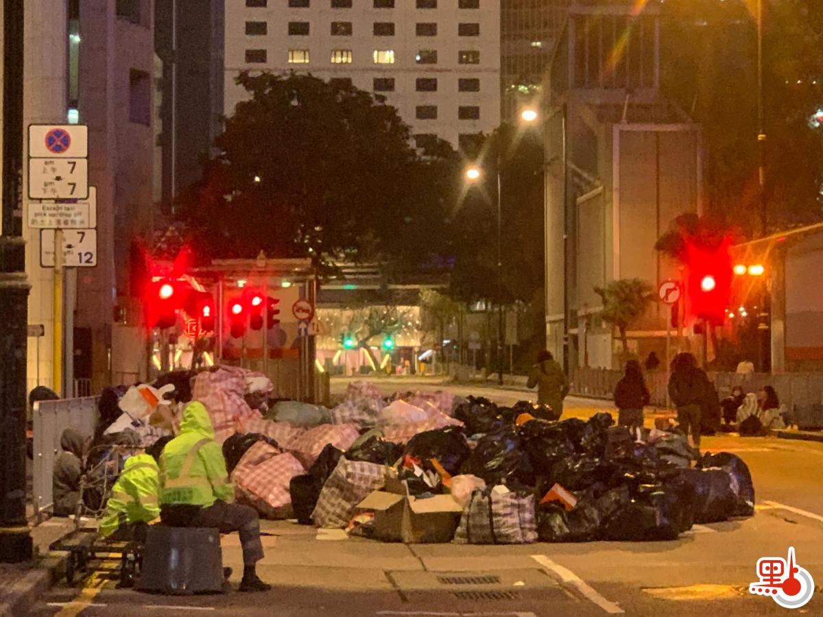 中環皇后像廣場附近區域有大批外傭聚集。不少人除下口罩進食、吸煙及聊天。