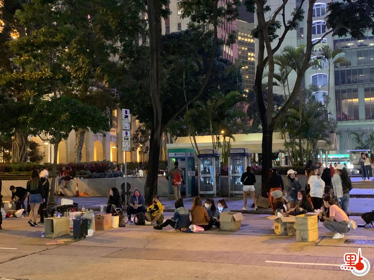中環皇后像廣場附近區域有大批外傭聚集。不少人除下口罩進食、吸煙及聊天。