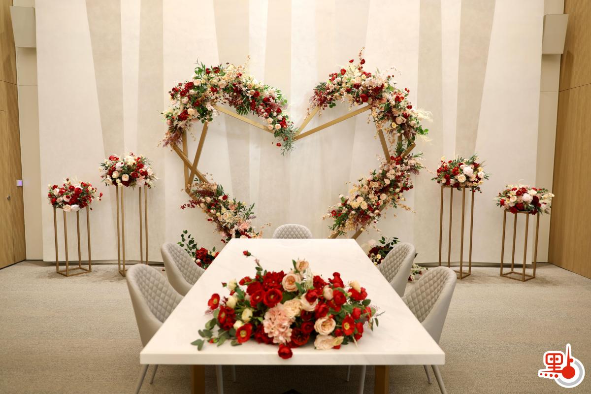 禮堂採用北歐風格的高樓底、落地玻璃、心形花束背景墻等設計元素。(點新聞記者李斯哲攝)