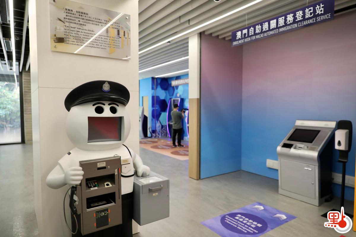 市民可同時辦理多種業務，最快5分鐘即可完成申請手續，省時又方便。(點新聞記者李斯哲攝)