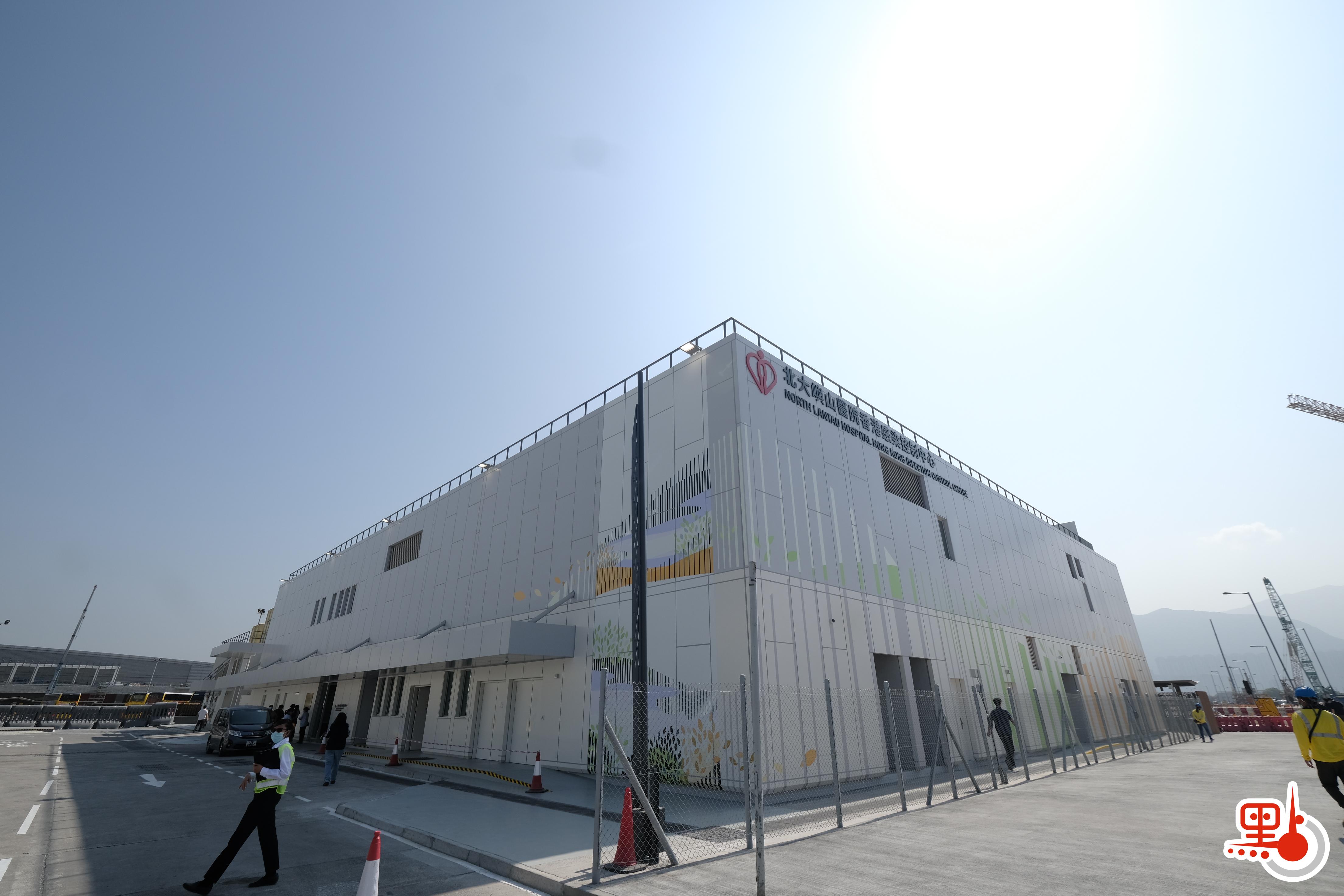 位於亞博館旁的臨時醫院，正式命名為「北大嶼山醫院香港感染控制中心」。醫管局指，中心化驗室預計本月17日投入服務，每日可以化驗約1500個樣本，估計可增加公立醫院整體測試能力10%至15%。（點新聞記者攝）