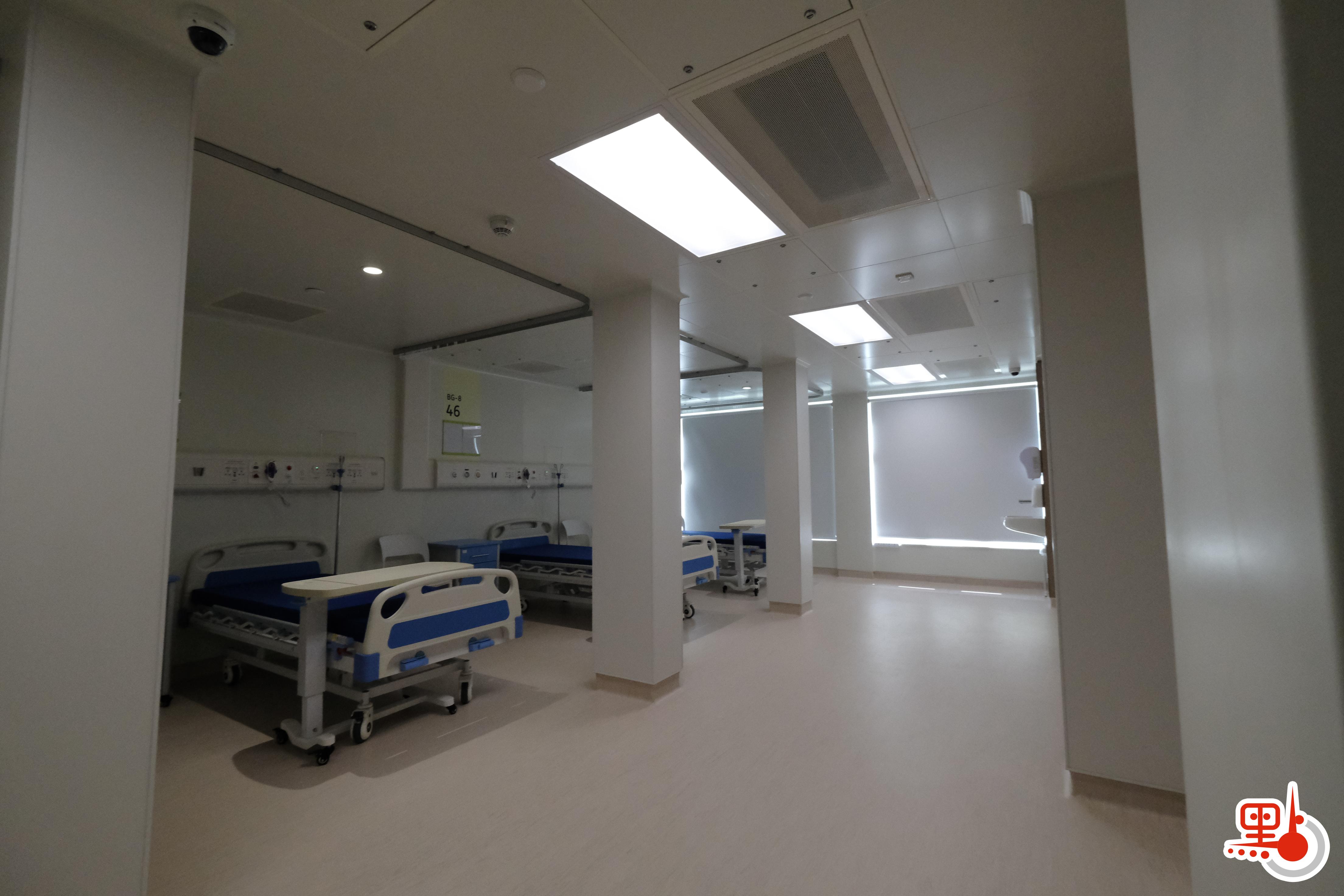 位於亞博館旁的臨時醫院，正式命名為「北大嶼山醫院香港感染控制中心」。醫管局指，中心化驗室預計本月17日投入服務，每日可以化驗約1500個樣本，估計可增加公立醫院整體測試能力10%至15%。（點新聞記者攝）