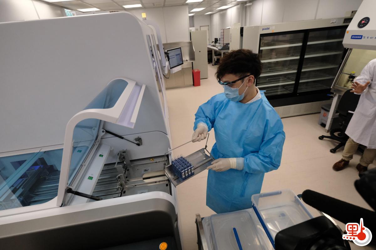 位於亞博館旁的臨時醫院，正式命名為「北大嶼山醫院香港感染控制中心」。醫管局指，中心化驗室預計本月17日投入服務，每日可以化驗約1500個樣本，估計可增加公立醫院整體測試能力10%至15%。（點新聞記者攝）