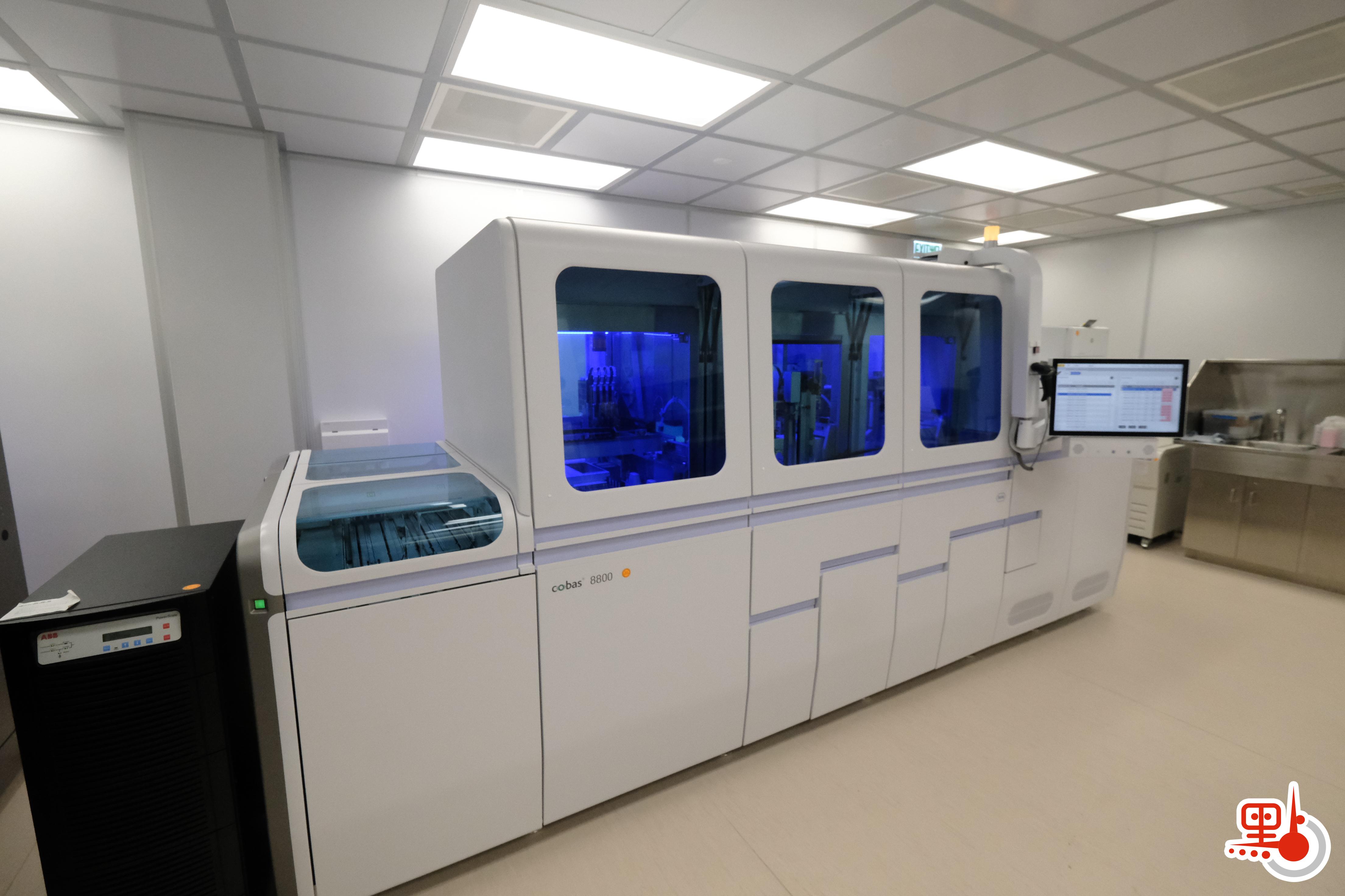 位於亞博館旁的臨時醫院，正式命名為「北大嶼山醫院香港感染控制中心」。醫管局指，中心化驗室預計本月17日投入服務，每日可以化驗約1500個樣本，估計可增加公立醫院整體測試能力10%至15%。（點新聞記者攝）