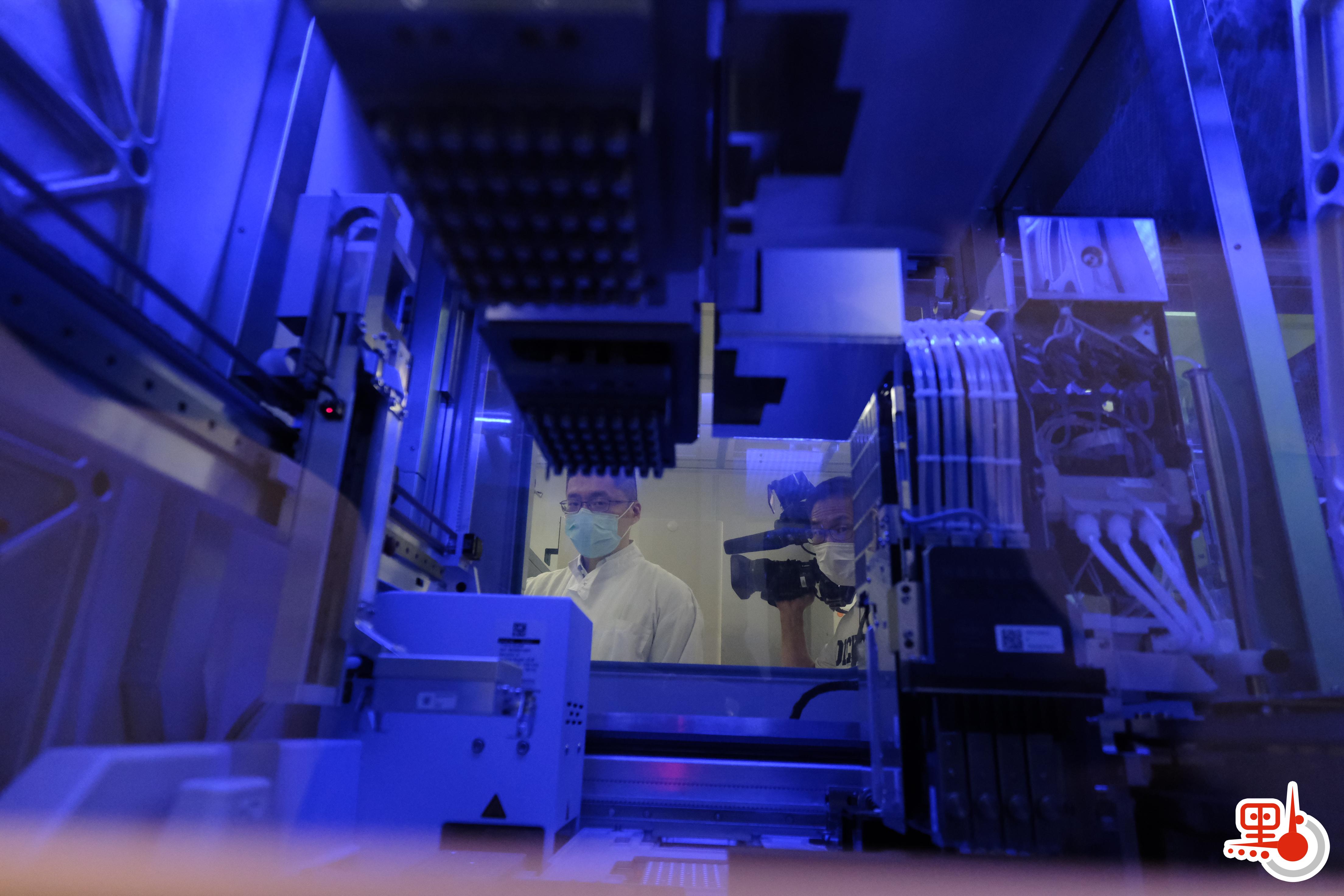 位於亞博館旁的臨時醫院，正式命名為「北大嶼山醫院香港感染控制中心」。醫管局指，中心化驗室預計本月17日投入服務，每日可以化驗約1500個樣本，估計可增加公立醫院整體測試能力10%至15%。（點新聞記者攝）