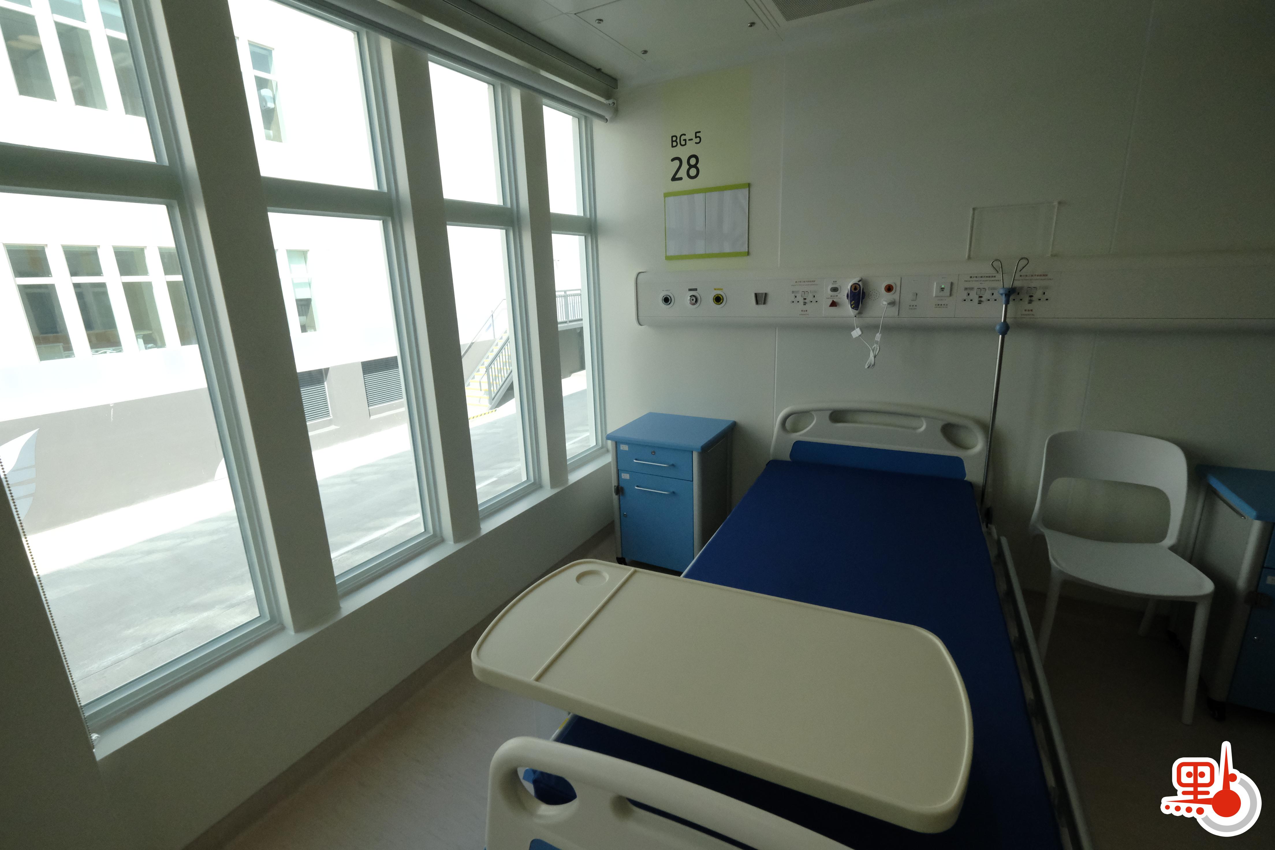 位於亞博館旁的臨時醫院，正式命名為「北大嶼山醫院香港感染控制中心」。醫管局指，中心化驗室預計本月17日投入服務，每日可以化驗約1500個樣本，估計可增加公立醫院整體測試能力10%至15%。（點新聞記者攝）