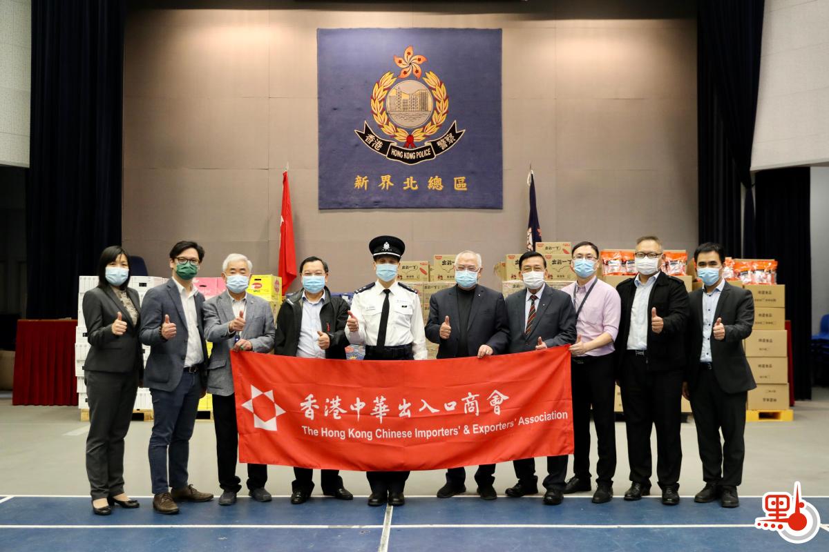 香港中華出入口商會今日（2日）前往警方新界北總區總部慰問警隊，感謝警隊在「修例風波」、防疫抗疫等行動的辛勤付出，並捐贈超過300箱物資，包括礦泉水、杯面、水果等。

新界北總區高級警司（行政）梁仁傑表示，由衷感謝不少市民、團體在困難時期繼續支持執法。他指出，這段時間不少警隊同事在前線進行封區檢測行動，後勤支援十分重要，而這批物資正是一場「及時雨」，能夠更好的幫助同事應對各項工作。他還說，「希望新的一年社會能夠更加和諧，疫情儘快清零，警隊也會繼續堅定維護法治，撥亂反正。」（點新聞記者李斯哲攝）