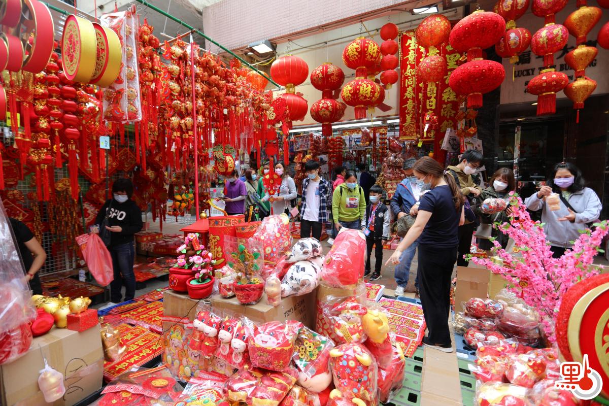 不少店鋪在路邊開檔賣牛年賀年公仔、特色揮春，利是封等，大半條街都一片紅噹噹，充滿濃厚節日氣氛。（點新聞記者李斯哲攝）