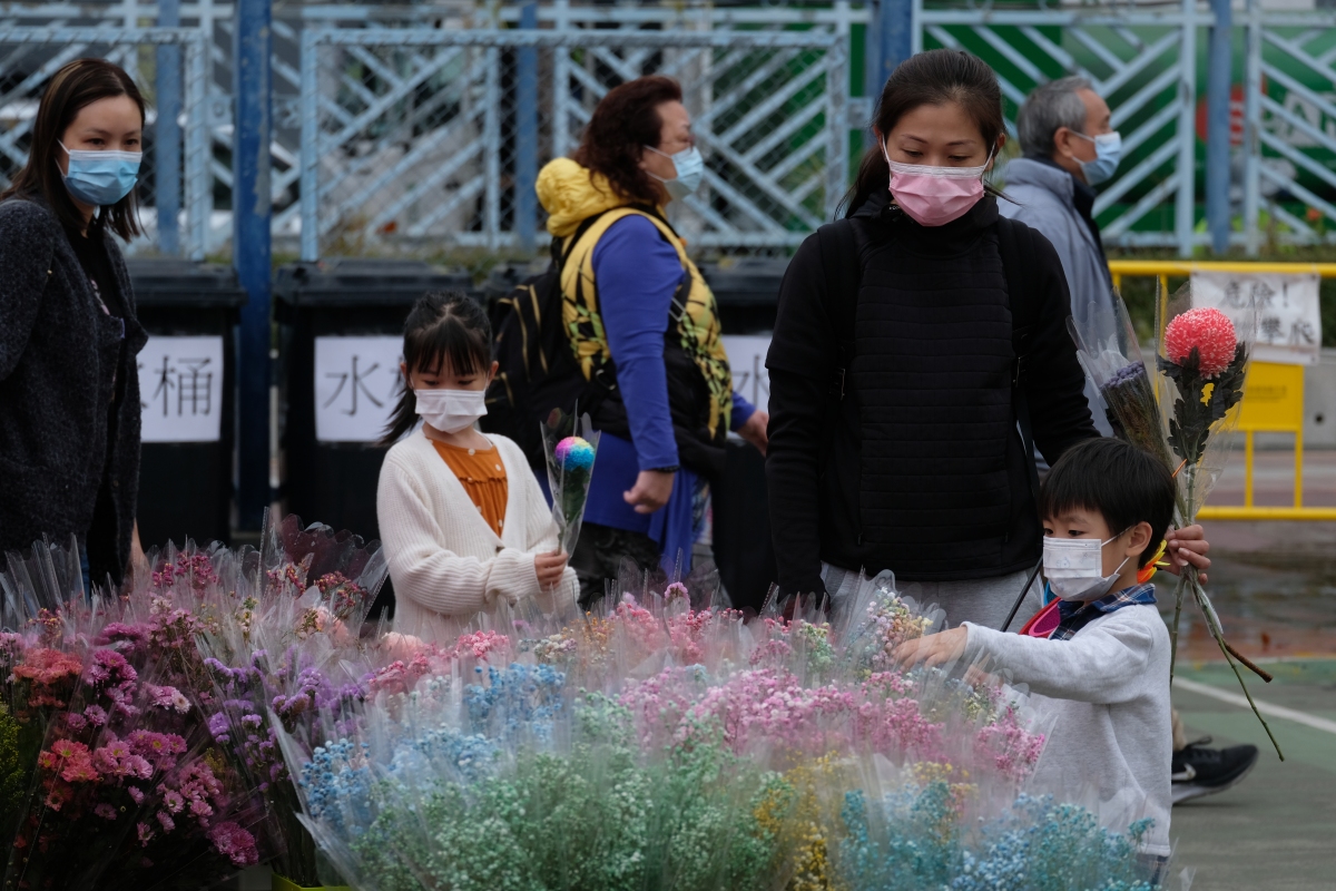 牛年年宵花市6日開鑼，在全港15個地點舉行。新冠肺炎疫情下，人潮雖不及往年，但今日（9日）仍有不少市民到花市閒逛，開心揀選桃花、蘭花、年桔等好意頭的植物，為家居添彩。（點新聞記者麥鈞傑攝）