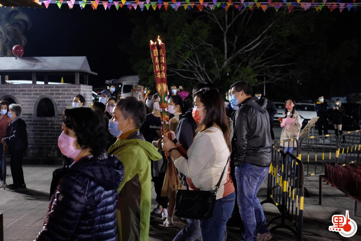 每逢春節，位於香港元朗錦田的八鄉古廟都會有很多善信前來上頭炷香，寓意新一年有一個好的開頭。其中會放鞭炮，上香拜神等，極富傳統春節氣氛。（點新聞記者麥俊傑攝）