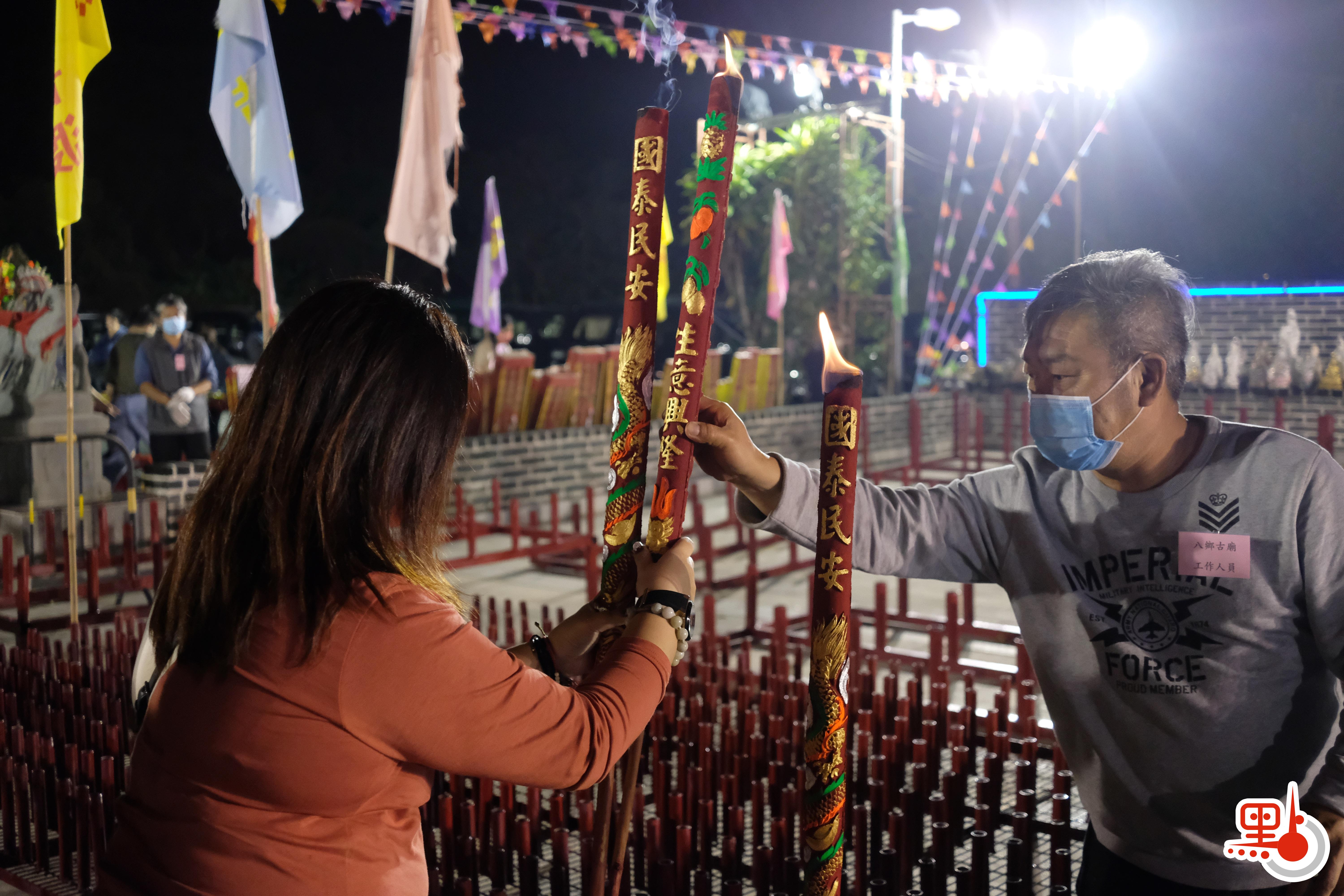 每逢春節，位於香港元朗錦田的八鄉古廟都會有很多善信前來上頭炷香，寓意新一年有一個好的開頭。其中會放鞭炮，上香拜神等，極富傳統春節氣氛。（點新聞記者麥俊傑攝）