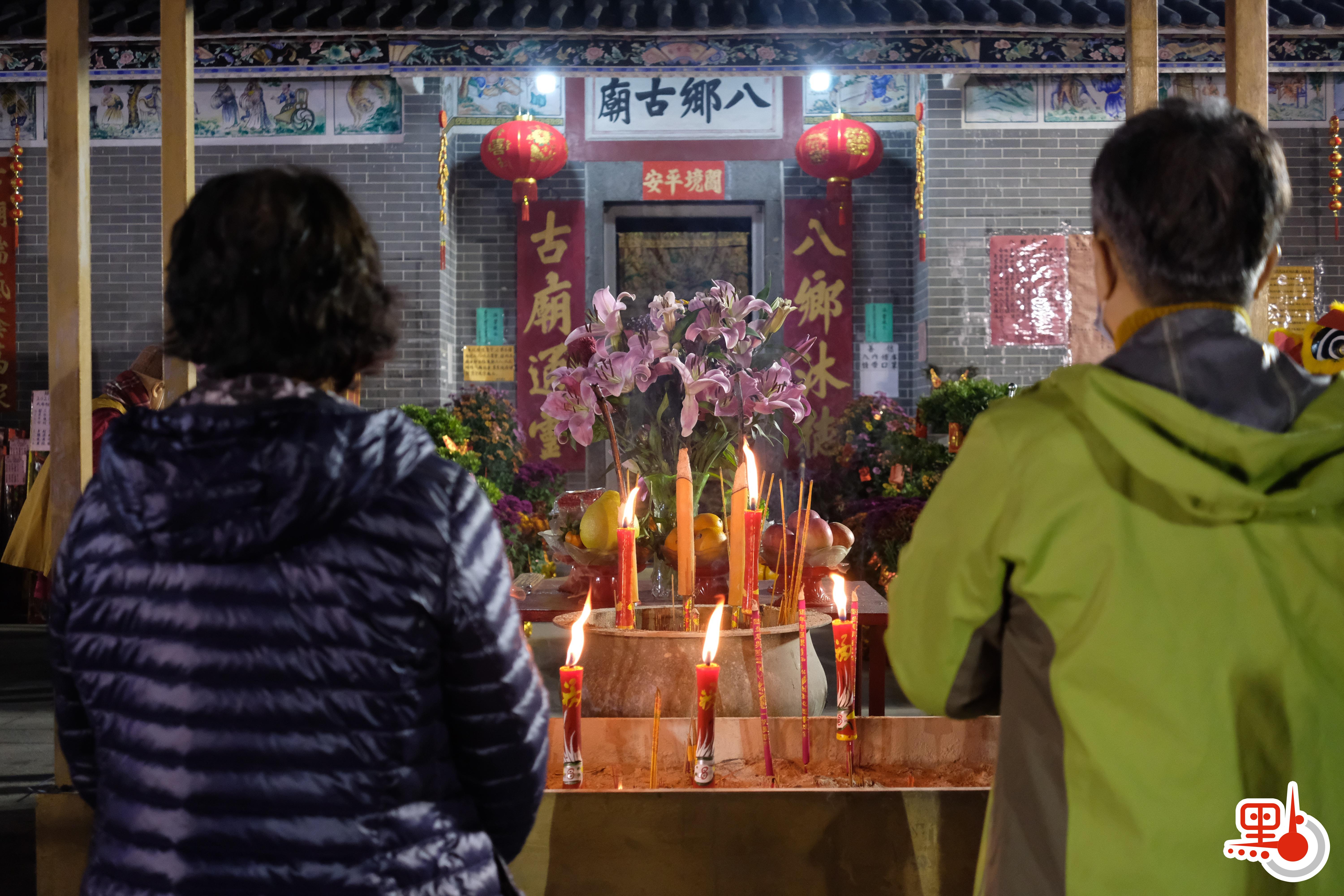 每逢春節，位於香港元朗錦田的八鄉古廟都會有很多善信前來上頭炷香，寓意新一年有一個好的開頭。其中會放鞭炮，上香拜神等，極富傳統春節氣氛。（點新聞記者麥俊傑攝）