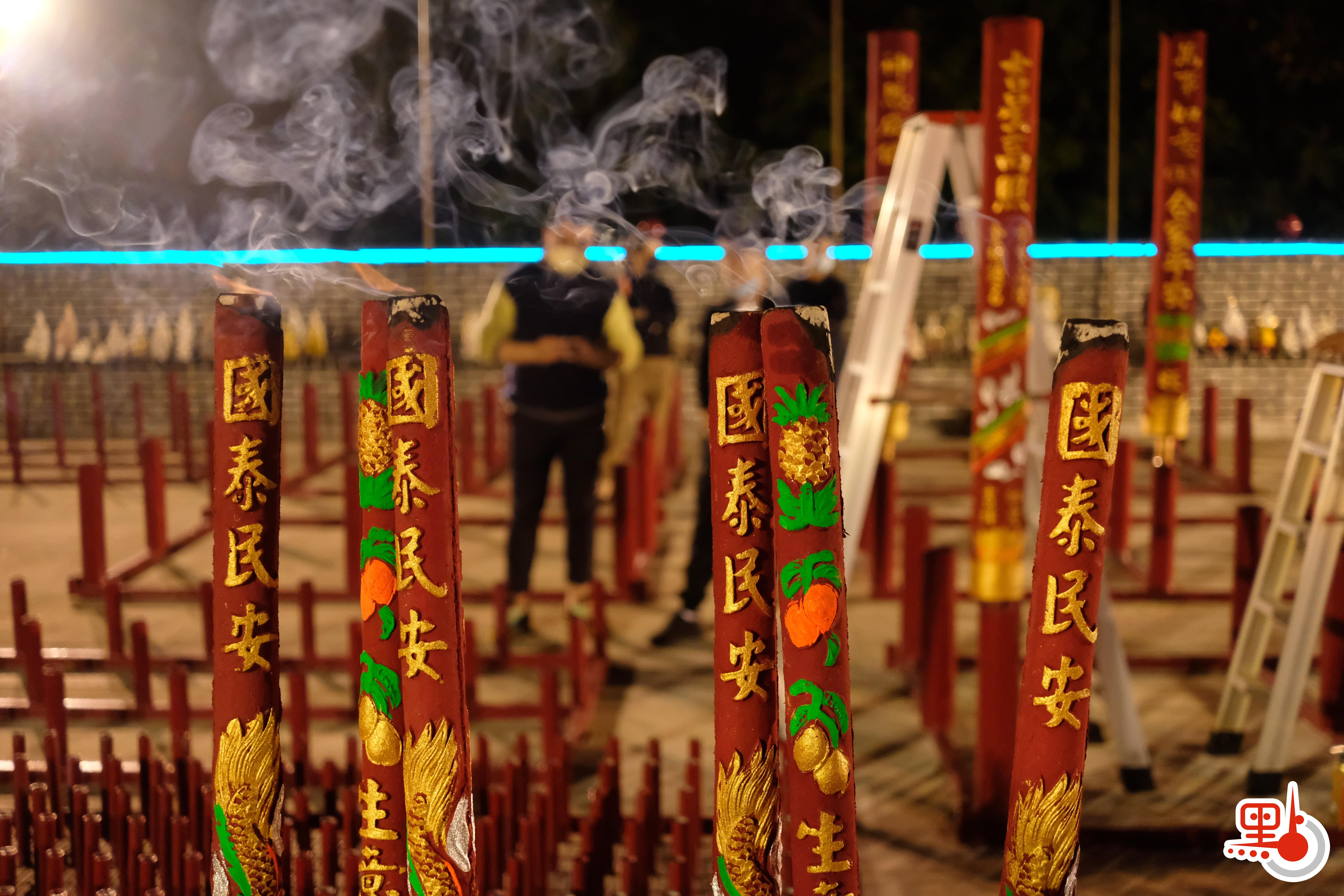 每逢春節，位於香港元朗錦田的八鄉古廟都會有很多善信前來上頭炷香，寓意新一年有一個好的開頭。其中會放鞭炮，上香拜神等，極富傳統春節氣氛。（點新聞記者麥俊傑攝）