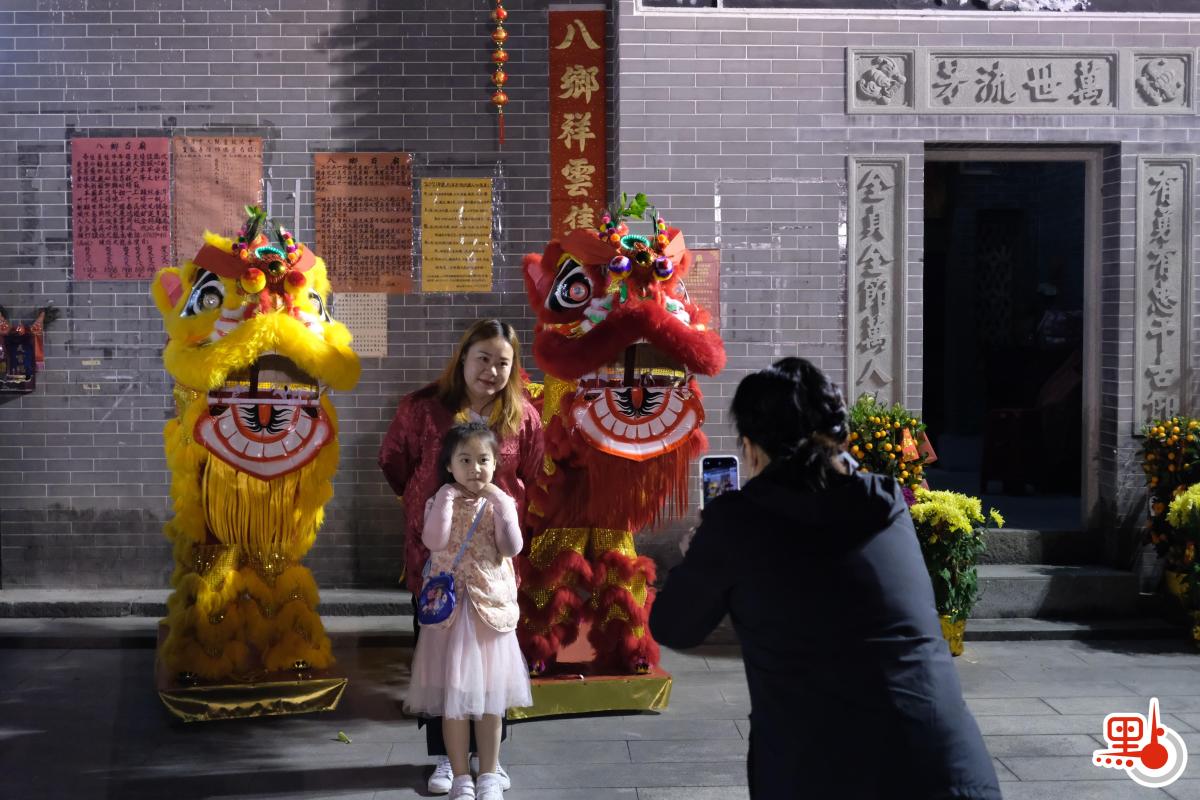 每逢春節，位於香港元朗錦田的八鄉古廟都會有很多善信前來上頭炷香，寓意新一年有一個好的開頭。其中會放鞭炮，上香拜神等，極富傳統春節氣氛。（點新聞記者麥俊傑攝）