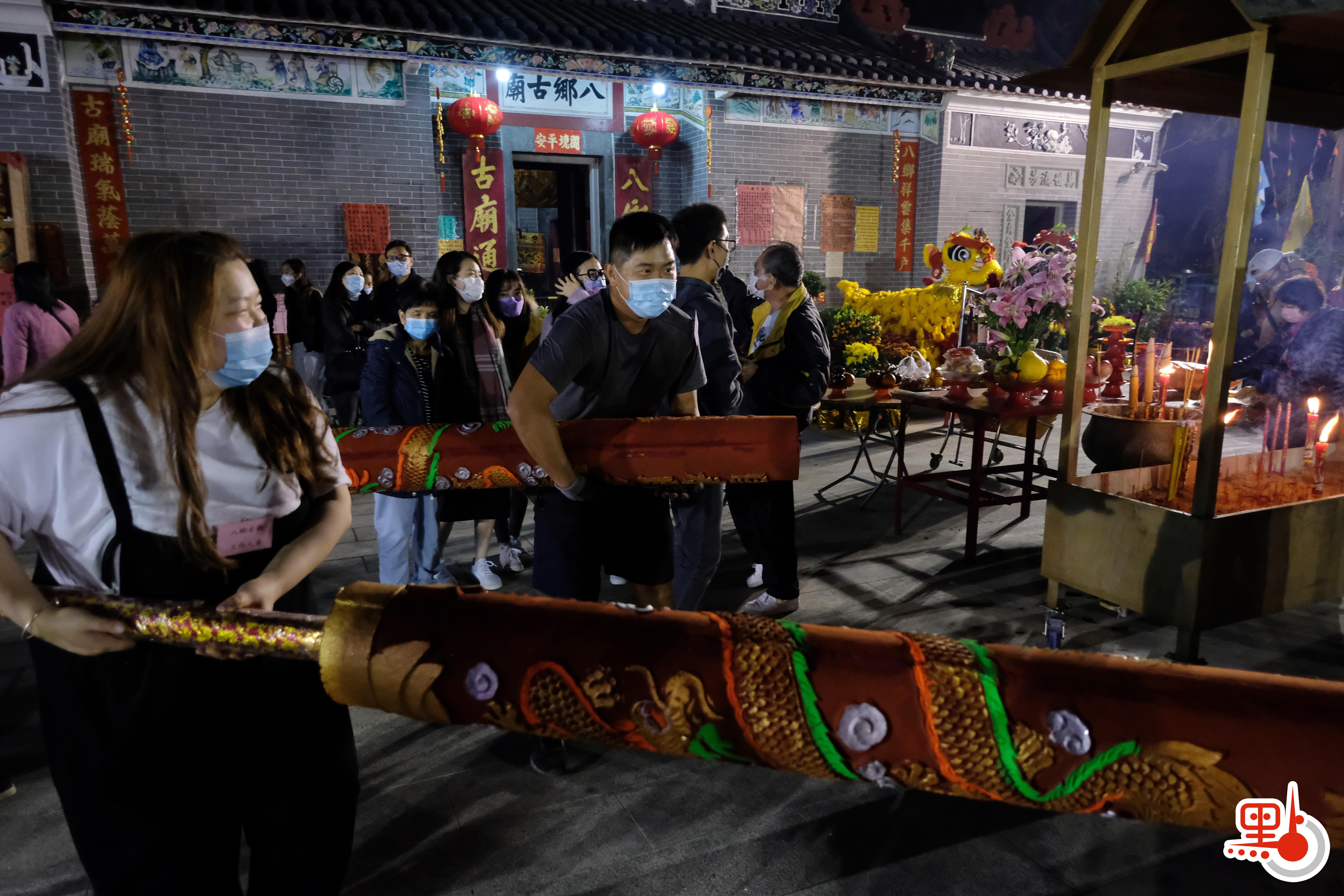 每逢春節，位於香港元朗錦田的八鄉古廟都會有很多善信前來上頭炷香，寓意新一年有一個好的開頭。其中會放鞭炮，上香拜神等，極富傳統春節氣氛。（點新聞記者麥俊傑攝）