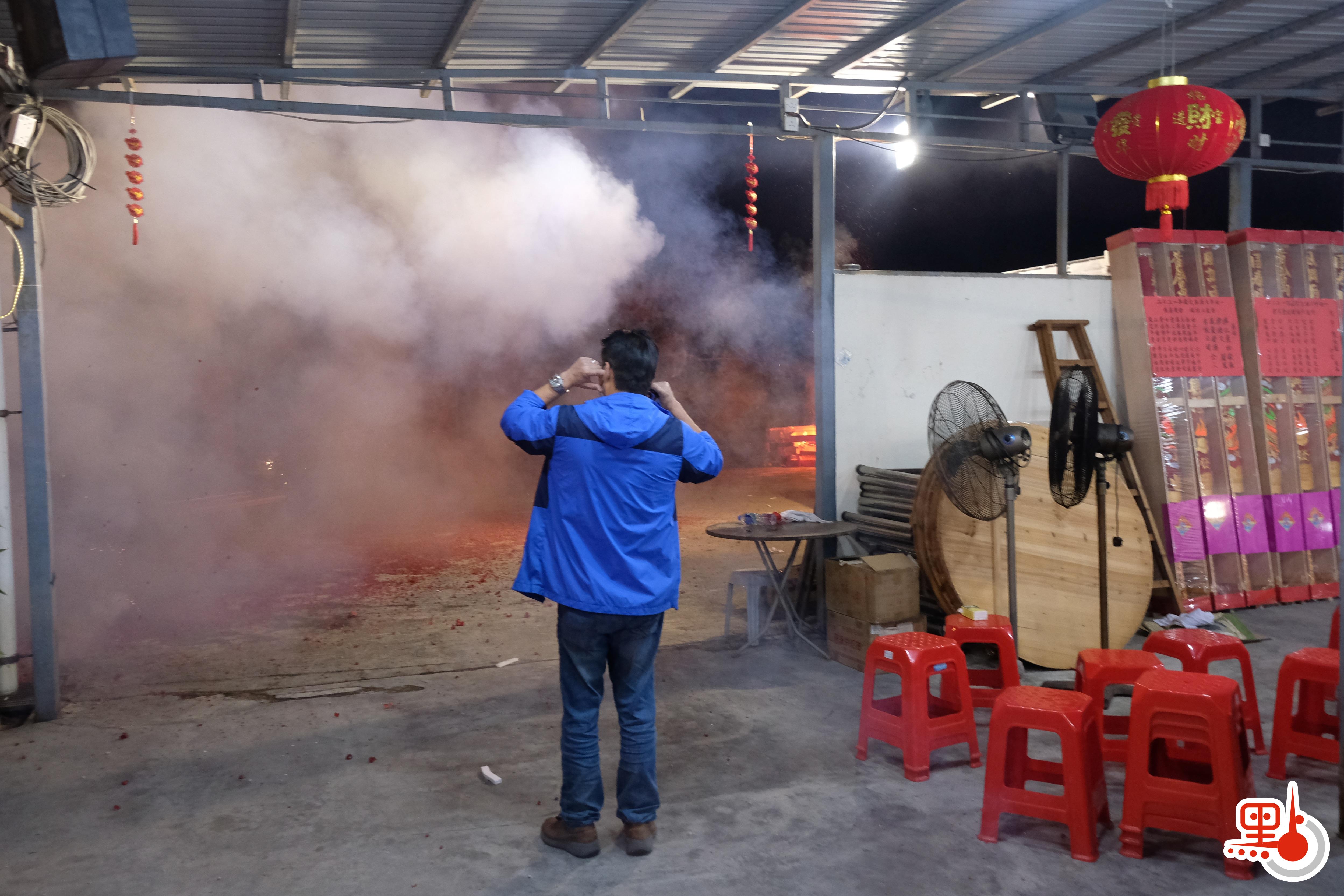 每逢春節，位於香港元朗錦田的八鄉古廟都會有很多善信前來上頭炷香，寓意新一年有一個好的開頭。其中會放鞭炮，上香拜神等，極富傳統春節氣氛。（點新聞記者麥俊傑攝）