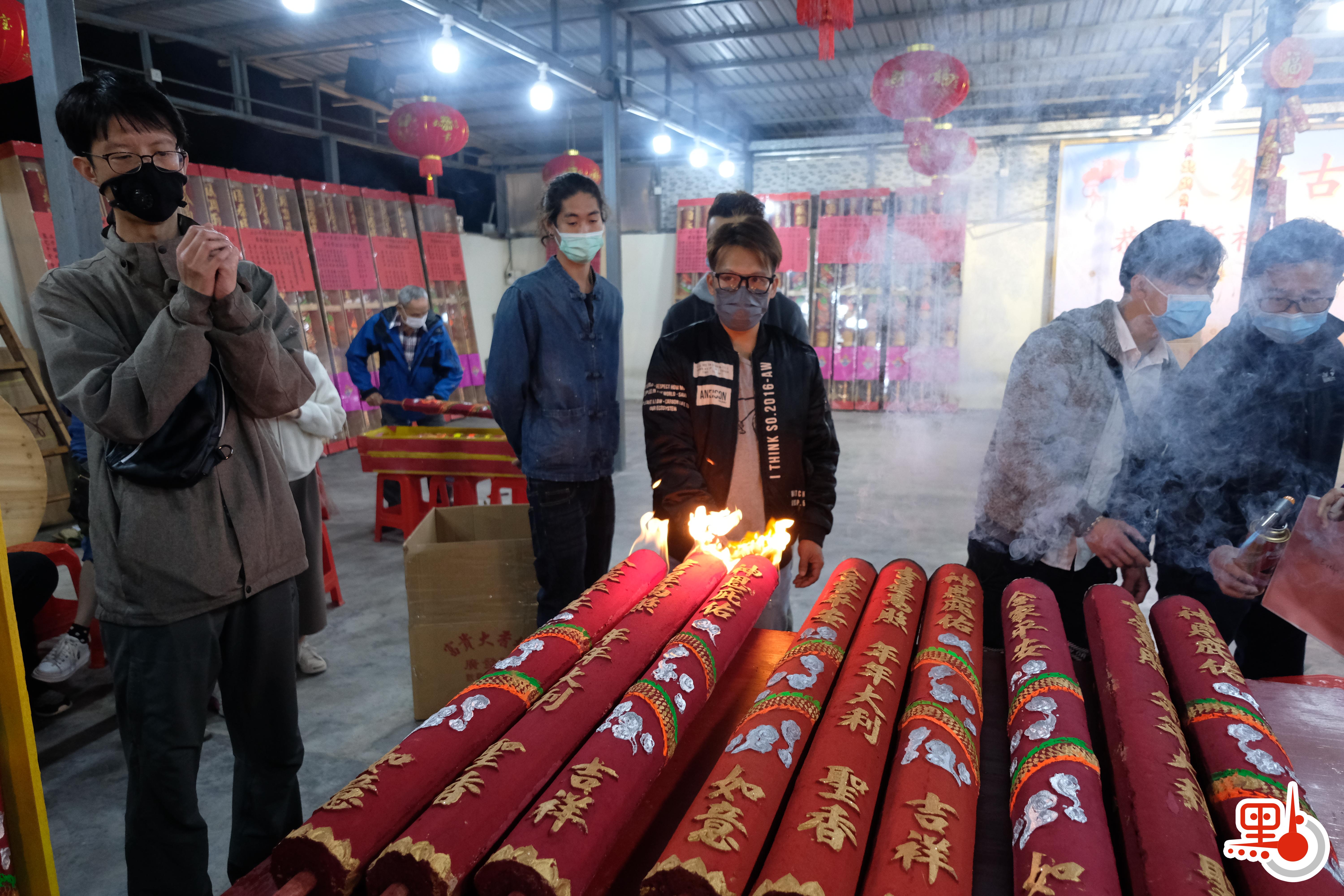 每逢春節，位於香港元朗錦田的八鄉古廟都會有很多善信前來上頭炷香，寓意新一年有一個好的開頭。其中會放鞭炮，上香拜神等，極富傳統春節氣氛。（點新聞記者麥俊傑攝）